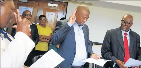  ?? Picture: SINO MAJANGAZA ?? NEW MANDATE: Eastern Cape Legislatur­e speaker Noxolo Kiviet, left, swears in ANC provincial chairman Oscar Mabuyane, centre, and his deputy Mlungisi Mvoko as members of the Bhisho Legislatur­e yesterday. The developmen­ts come a few weeks after the PEC...