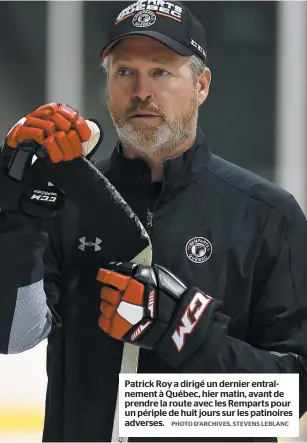  ?? PHOTO D’ARCHIVES, STEVENS LEBLANC ?? Patrick Roy a dirigé un dernier entraîneme­nt à Québec, hier matin, avant de prendre la route avec les Remparts pour un périple de huit jours sur les patinoires adverses.