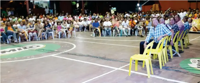  ?? (LYNDE SALGADOS) ?? ‘LAST GLIMPSE’ BEFORE MOMENT OF TRUTH. Omar Labuntog, the dethroned strongman of brgy. Lapasan politics, is seen here with the crowd watching the video clips of the barangay’s accomplish­ment on May 12’s campaign finale. Recovering from health problem,...