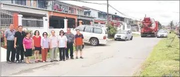  ??  ?? Janet (third right) and her entourage in a group photo after meeting residents at Merdeka Road.