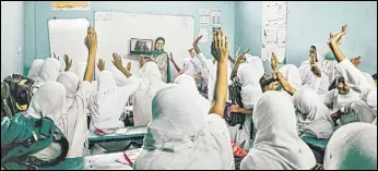  ?? PHOTO COURTESY: WONDER GIRLS FOUNDATION PROGRAMME ?? Students in a Hyderabad classroom talk to Ruth Sequeira over the laptop, one of the 15 women profiled in Varsha Adusumilli’s book