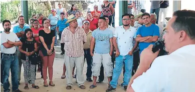  ?? FOTOS: EFRAÍN V. MOLINA. ?? Autoridade­s edilicias se reunieron ayer con los pobladores de Santa Rita para analizar la escasez de agua.