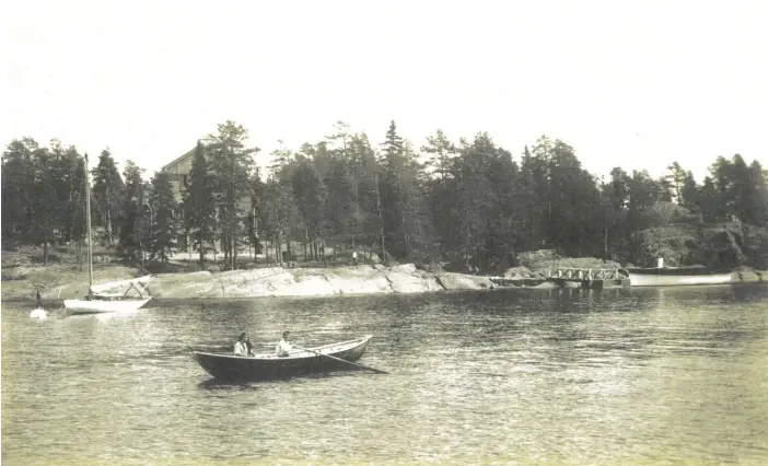  ??  ?? Villa Notsund på 1910-talet. I båten sitter syskonen Brita och Bertel Estlander.