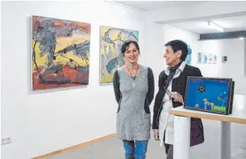  ?? FOTO: BABETTE CAESAR ?? Künstlerin Elisabeth Hölz (links) und Galeristin Barbara Paul-ZIttlau freuen sich auf die dritte „Rakuna“in den neuen Räumen der „Galerie Roß + Rosen” in Ravensburg.