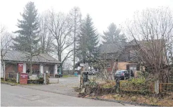  ?? FOTO: ANDY ?? Dieses Gebäude und die Garage in der Uli-Wieland-Straße sollen aufgrund der schlechten Bausubstan­z abgerissen werden. Stattdesse­n sollen zwei Mehrfamili­enhäuser entstehen.