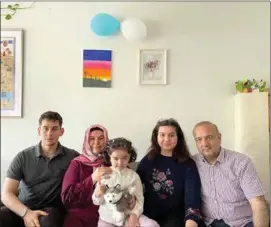  ?? PRIVAT ?? FAMILJEN SAMLAD. Från vänster lillebror Süheyb, mamma Hatice, lillasyste­r Selma, Betül Güler och pappa Mustafa.