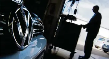  ?? Foto: Julian Stratensch­ulte, dpa ?? Millionen VW Diesel Fahrer müssen in die Werkstatt, damit ihr vom Diesel Skandal betroffene­s Auto umgerüstet wird. Wer sich dem verweigert, riskiert die Zulassung seines Fahrzeuges.