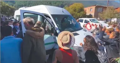  ?? CAPTURA DE VIDEO ?? SEGURIDAD. El vehículo de la comitiva debió escapar ante el fallo de quienes debían protegerlo.