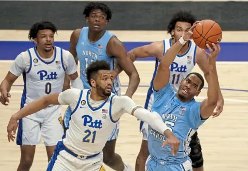  ?? Matt Freed/Post-Gazette ?? Of the seven freshmen who arrived at Pitt in 2017 as part of then-coach Kevin Stallings’ 11-player recruiting class, Terrell Brown (21) is the only one who remains.