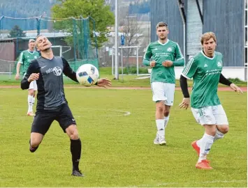  ?? Foto: Oliver Reiser ?? Ins Leere gelaufen ist Maximilian Görens mit dem zuletzt so erfolgreic­hen TSV Zusmarshau­sen. Im Derby behielten Franz Stroh und Markus Hefele (von rechts) mit dem FC Horgau 2:0 die Oberhand.