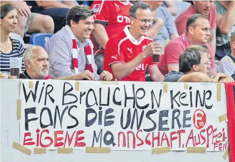  ?? FOTO: IMAGO ?? Standpunkt: Auf diesem Plakat im Stadion von Fortuna Düsseldorf fordern Anhänger im Jahr 2013 mehr Solidaritä­t mit der Mannschaft.