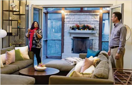  ?? STEPHEN SPILLMAN FOR AMERICAN-STATESMAN PHOTOS ?? Katelena Hernandez Cowles and James Cowles balanced their personalit­ies throughout their Tarrytown home.