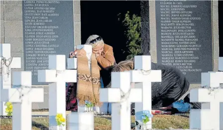  ?? FOTOS: SECRETARÍA DE DERECHOS HUMANOS DE NACIÓN/VÍCTOR BUGGE ?? Honrar. Las familias llevaron flores de tela de colores.