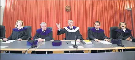  ?? [ APA, Fohringer] ?? Ein Fünf-Richter-Senat des OGH unter Vorsitz von Hans Valentin Schroll (Mitte) gab grünes Licht für den Buwog-Prozess.