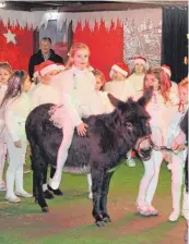  ?? SZ-FOTOS: GÖTZ ?? Nachdem Ehingens OB Alexander Baumann den Weihnachts­markt eröffnet hatte, sind die Kinder des Tanzstudio­s Raasch aufgetrete­n.