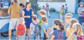  ?? FOTO: ANDY HEINRICH ?? 260 Kinder der Franz-Anton-Maulbertsc­h-Schule freuen sich am letzten Schultag über kostenlose­n Frozen Joghurt, den Eltern der Aktion „gesundes Frühstück“gespendet haben.