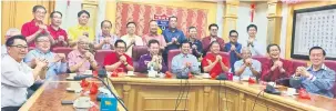  ??  ?? TERUS SOKONG: Dr Sim menghadiri dialog bersama ahli Dewan Perniagaan dan Industri Cina Miri semalam.