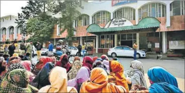  ?? BURHAAN KINU/HT PHOTO ?? Family members and relatives hold a sitin in front of the SP office in Kurukshetr­a on Wednesday.