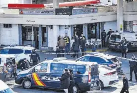  ?? LA CRÓNICA ?? Despliegue policial en la gasolinera de la carretera de Sevilla.