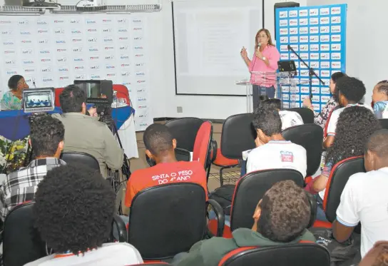  ??  ?? Aulão do Enem, no Instituto Anísio Teixeira (IAT), na Avenida Paralela, reúne alunos de escolas públicas, interessad­os em revisar os últimos conteúdos