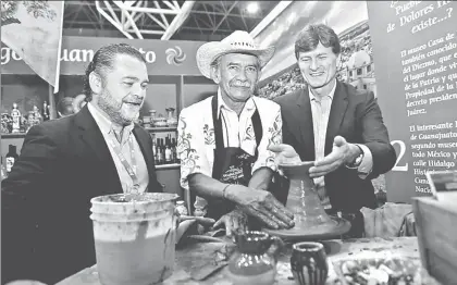  ??  ?? Fernando Olivera, secretario de Turismo de Guanajuato (izquierda), y el titular de Turismo federal, Enrique de la Madrid, ayer durante la Feria Nacional de Pueblos Mágicos ■ Foto Julio Reyna Quiroz