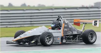  ??  ?? Welham also finally clinched his first F1000 triumph amid“tricky”snetterton conditions