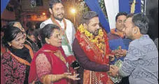  ?? PARDEEP PANDIT/HT ?? BJP candidate Himanshu Sharma during a doortodoor campaign in Jalandhar on Saturday.