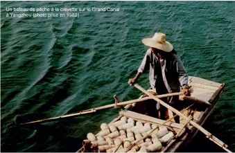  ??  ?? Un bateau de pêche à la crevette sur le Grand Canal à Yangzhou (photo prise en 1982)