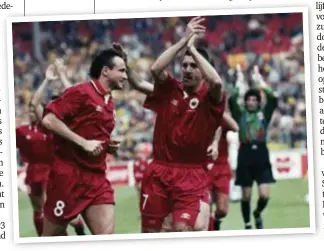 ?? FOTO'S BELGA, KRIS VAN EXEL ?? Didier Segers (links) en Ronny Van Rethy groeten de meegereisd­e supporters op het mythische Wembley. In mei 1993 beleefde de voormalige linksback er als speler van Antwerp het absolute hoogtepunt van zijn voetbalcar­rière: de finale van de Europabeke­r...