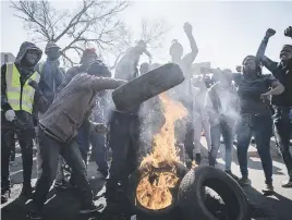  ??  ?? ANGRY. Eersterust residents after some of them were evicted from an open piece of land yesterday.