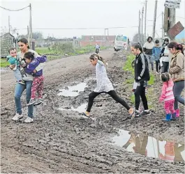  ??  ?? A los saltos. Cada vez que llueve, el barro trae complicaci­ones.