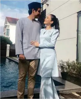  ??  ?? Farah Nabilah bahagia bersama suami tercinta.