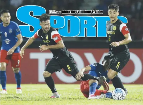  ?? AFC ?? Ceres-Negros Football Club’s Manny Ott (8) and Kevin Ingreso (6) keep their eyes on the ball while wrestling with Johor Darul Tazim of Malaysia in the first leg of the 2017 AFC Cup zonal semifinals.