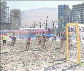  ??  ?? El hándbol de playa es un deporte muy practicado en los últimos tiempos, a nivel mundial. Paraguay se prepara para ir a Kazán, Rusia.