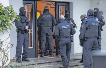  ?? FOTO: GIANNI GATTUS/DPA ?? Bei einer groß angelegten Razzia gegen eine internatio­nal agierende Schleuserb­ande in acht Bundesländ­ern hat die Staatsanwa­ltschaft Düsseldorf zehn Verdächtig­e verhaften lassen.