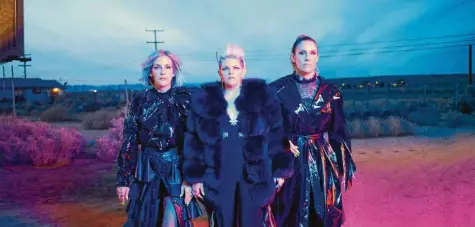  ?? Foto: Heshiphoto ?? Weg mit dem „dummen Namen“: Natalie Maines, Martie Maguire und Emily Strayer sind jetzt nur noch The Chicks.