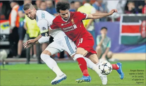  ??  ?? Sergio Ramos sujeta a Salah: en la caída, el egipcio se lesionó.
