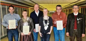  ?? Foto: Bader ?? Das Bild zeigt (von links): Michael Müller, Rosemarie Gleich, Johann Gleich, Maria Rothdach Hobsch, Engelbert Marz und den Vorsitzend­en Herbert Sailer.