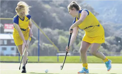  ?? PHOTO: GERARD O’BRIEN ?? Campaign countdown . . . Southern Storm defenders Julia Boothroyd (left) and Aleisha Rainey get in some practice at the McMillan Hockey Centre yesterday.