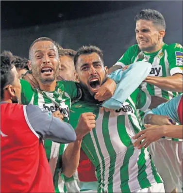  ??  ?? Borja Iglesias celebra con sus compañeros el último gol del partido.