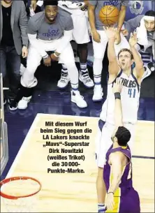  ??  ?? Mit diesem Wurf beim Sieg gegen die LA Lakers knackte „Mavs“-Superstar Dirk Nowitzki (weißes Trikot)
die 30 000Punkte-Marke.