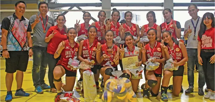  ??  ?? TWO-PEAT. The University of Mindanao Tagum spikers pose with Philippine Sports Commission (PSC) commission­er Charles Raymond Maxey, left, Ateneo de Davao University athletics director Noli Ayo, second from right, and Rebisco marketing specialist Jane...