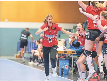  ?? FOTO: MORITZ ALEX ?? Begeisteru­ng pur: HSV-Trainerin Kerstin Reckenthäl­er und die komplette Bank jubelt – der Zwickauer Coach kann es nicht fassen.