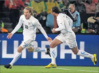  ??  ?? Forlán celebra uno de sus dos goles ante Sudáfrica.