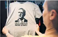  ?? Foto: AFP / Oli Scarff ?? Die Mitglieder der britischen Sozialdemo­kraten erteilten den „New Labour“Ideen erneut eine Absage.