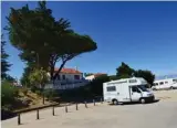  ??  ?? À Port Giraud, parking, plage et campingcar­s font bon ménage… hors saison. À Pornic, une signalétiq­ue colorée guide les badauds dans le quartier historique.