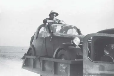  ?? © Fonds Nicolas Bouvier / Museé de l’Élyseé , Lausanne. ?? Cicontre : surnommée Topolino (Mickey), la Fiat 500 n’aura jamais été un modèle de fiabilité. Page de droite : un instantané de voyage saisi par Nicolas Bouvier dans une chai khana (maison de thé).