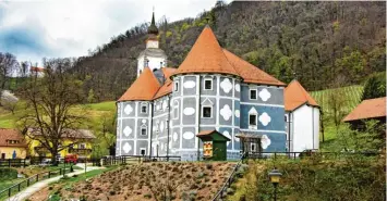  ?? Ivansmuk/Adobe Stock Foto: Katja Neitemeier, ?? Der Blick über die Krka von Novo Mesto aus, der Innenraum der Apotheke in Olimje und das Kloster von außen.