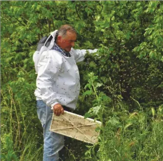  ??  ?? André Huguet avec les abeilles, ce sera dimanche avec un micro pour faire vivre sa passion.