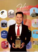  ??  ?? Brand and Communicat­ions Manager Jeffrey Chan receives the Gold Anvil Award for Shell Fuel Save Fact or Fiction Report Launch.